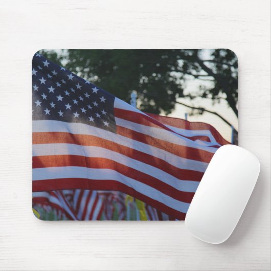 Amerikaanse Memorial Day Flags Waving in Wind Muismat (Met muis)