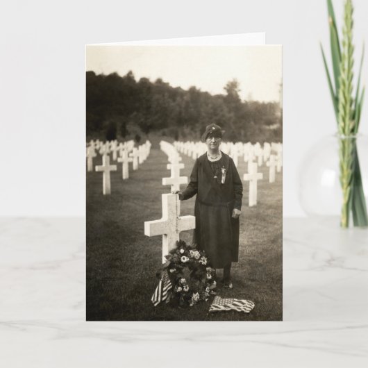 Amerikaanse Moeder WWI bij haar zonengraf in Kaart (Voorkant)