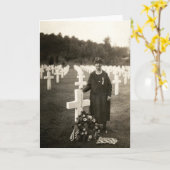 Amerikaanse Moeder WWI bij haar zonengraf in Kaart (Gele Bloem)