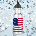 Amerikaanse nationale vlagpatriottische sterren st waterfles<br><div class="desc">The all American, Stars and Stripes, Old Glory, Star-Spangled Banner, USA flag, red blue white, custom, gepersonaliseerd, naammonogram / initialen, cool, stijlvol, lichtgewicht, duurzaam, crack proof, morsbestendig, roestvrijstalen waterfles, om je trots, patriottisme, liefde te shows. Om aan te passen, voer je gewoon jouw naam / familienaam / bedrijfsnaam / monogram...</div>