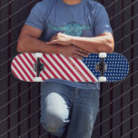 Amerikaanse rode, blauwe, witte sterren met vlag m persoonlijk skateboard<br><div class="desc">De all American, Stars and Stripes, Old Glory, Star-Spangled Banner, USA flag, red blue, custom, personalized, prachtige elegant faux gold script / typografie, name / monogram / initialen, quality hard-rock maple competited skateboard deck, om je trots, patriottisme, liefde te shows. Maak een groot patriottisch geschenk voor verjaardag, vaders dag, moederdag,...</div>