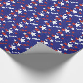 Amerikaanse rode en witte sterren op blauw cadeaupapier (Hoek)
