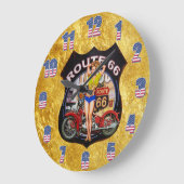 Amerikaanse route 66 motorfiets met een gouden tex grote klok (Hoek)