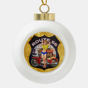 Amerikaanse route 66 motorfiets met een gouden tex keramische bal ornament