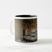 Amerikaanse soldaten slapen in een verlaten modder tweekleurige koffiemok (Voorkant links)