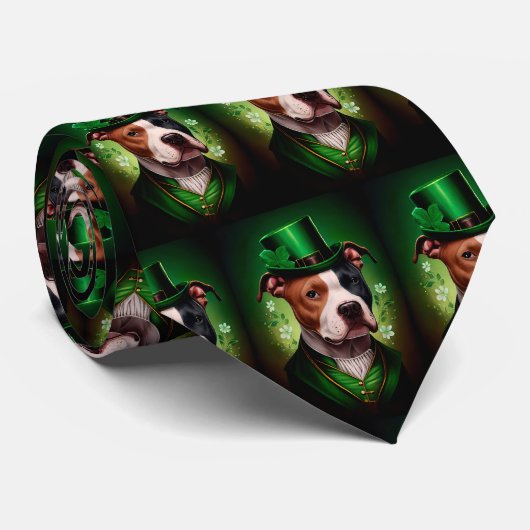 Amerikaanse Staffordshire-hond in St. Patrick's Da Stropdas (Opgerold)