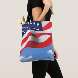 Amerikaanse vlag aan de hemel tote bag
