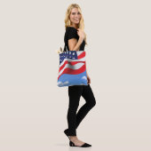 Amerikaanse vlag aan de hemel tote bag (Op model)
