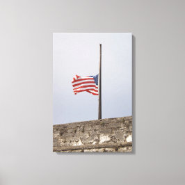 Amerikaanse vlag bij Half Mast (Verenigde Staten) Canvas Afdruk
