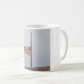Amerikaanse vlag bij Half Mast (Verenigde Staten) Koffiemok (Voorkant rechts)