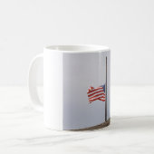 Amerikaanse vlag bij Half Mast (Verenigde Staten) Koffiemok (Voorkant links)