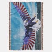 Amerikaanse vlag Eagle vliegt in de lichtblauwe he Deken (Voorkant Verticaal)