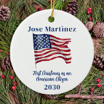 Amerikaanse vlag eerste kerst aangepaste nieuwe bu keramisch ornament<br><div class="desc">Introductie van ons American Flag ornament, een perfecte manier om je eerste kerst te vieren als Amerikaans staatsburger! Dit ornament is voorzien van de iconische rode, witte en blauwe kleuren van de Stars and Stripes, waardoor het een geweldige manier is om je patriottische trots te shows. Het ornament bevat ook...</div>