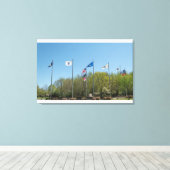 Amerikaanse vlag en andere lokale vlaggen canvas afdruk (Insitu (Houten vloer))