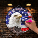 Amerikaanse vlag en Bald Eagle Family Party Dartbord<br><div class="desc">Verlicht uw familiebijeenkomsten met deze American Flag en Bald Eagle Family Party Dart Board, samengesteld met genegenheid door Mylini Design. Dit unieke product etsen uw huis met de pittoreske essentie van de nationale vogel in harmonie met de Amerikaanse vlag. Het rijke kleurenpalet emuleert trots, vrijheid en eenheid, waardoor het de...</div>