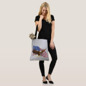 Amerikaanse vlag en Eagle Silver Tote Bag (Op model)