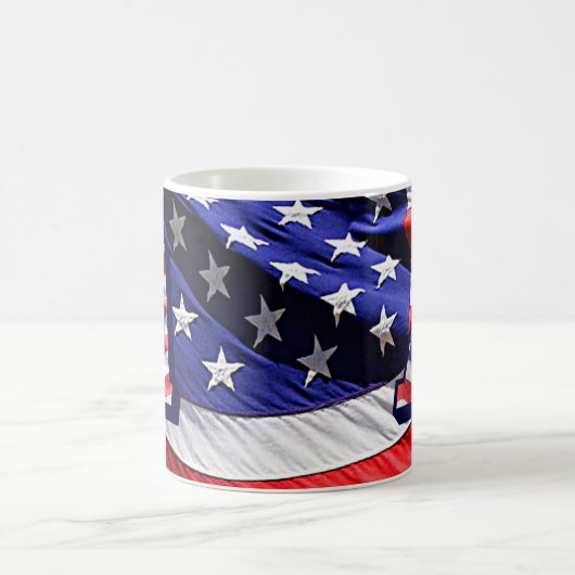 Amerikaanse vlag en letter "A" op beide Mokken (Center)
