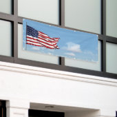 Amerikaanse vlag en lucht blanco zwaaien spandoek (Buitenkant Gebouw)
