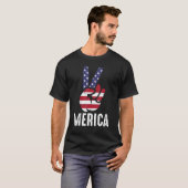 Amerikaanse vlag en patriottisch vredesteken hand  t-shirt (Voorkant volledig)