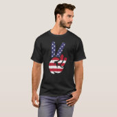 Amerikaanse vlag en patriottisch vredesteken hand t-shirt (Voorkant volledig)