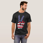Amerikaanse vlag en patriottisch vredesteken hand t-shirt (Voorkant volledig)