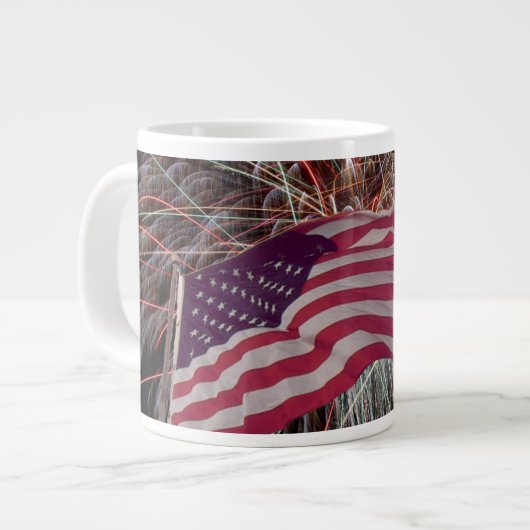 Amerikaanse vlag en vuurwerk grote koffiekop (Links)