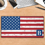 Amerikaanse vlag Gepersonaliseerde Monogram Milita Bureaumat<br><div class="desc">American Flag Desk Mat - Amerikaanse vlag modern rood wit en blauw ontwerp. Personaliseer met militaire, politie agenten of veteranennaam. Deze gepersonaliseerde militaire bureaumat is perfect voor militaire takken, veteranen, politieafdelingen en wetshandhavers. COPYRIGHT © 2023 Judy Burrows, Black Dog Art - Alle rechten voorbehouden. VS Amerikaanse vlag gepersonaliseerde Monogram Militaire...</div>