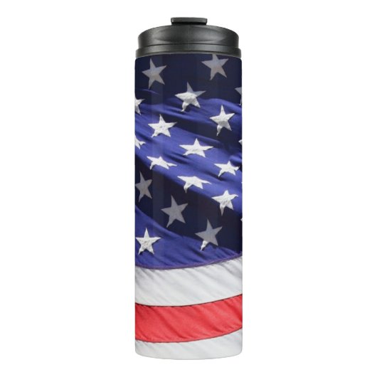 Amerikaanse vlag in de Wind Waving Banner Thermosbeker (Voorkant)