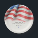 Amerikaanse vlag Klassiek Papieren Bordje<br><div class="desc">De Amerikaanse borden van de Vlag werden gecreeerd met een textureerde achtergrond en vliegend een Amerikaanse vlag met een  waterverf stijl. Pas dit ontwerp met uw en een ander douanebericht aan u zou willen omvatten. De extra partijbenodigdheden en decoraties zijn beschikbaar in Metro-Event.com en Metro-Events op Zazzle.</div>