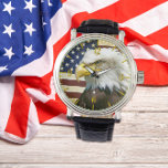 Amerikaanse vlag met American Eagle  Horloge<br><div class="desc">Ervaar een creatieve mix van patriottisme, elegantie en aantrekkingskracht met onze US Flag en American Eagle Watch. Dit ingewikkelde polshorloge toont een aanlokkelijke Amerikaanse vlag en majestueuze adelaar embleem, artistiek ingebed op het horlogegezicht, perfect de essentie van patriottische trots vastleggen. Het tijdloze thema voegt een historisch tintje toe dat dit...</div>