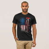 Amerikaanse vlag met brandweerman en bijl in kleur t-shirt (Voorkant volledig)