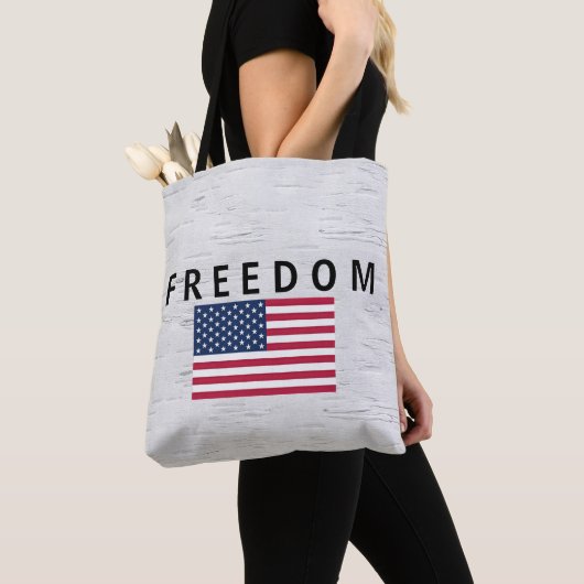 Amerikaanse vlag met Freedom Tekst op berk Tote Bag (Dichtbij)