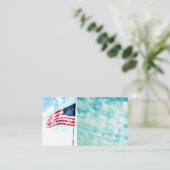 Amerikaanse vlag op blauw luchtruim visitekaartje (Staand voorkant)