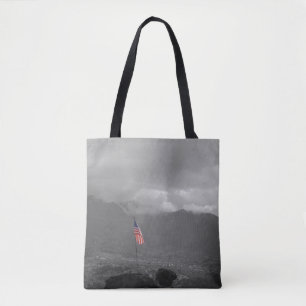 Amerikaanse vlag op een klif in Arizona Gekleurd Tote Bag