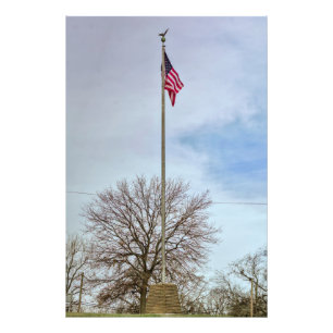 Amerikaanse vlag op een vlaggenmast hoog in de luc foto afdruk
