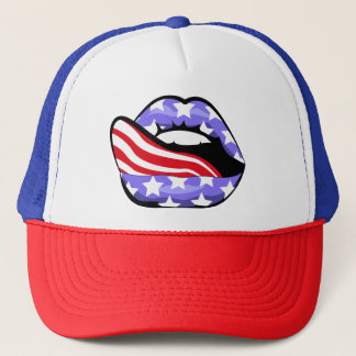 Amerikaanse vlag op sensuele lippen met tong. trucker pet