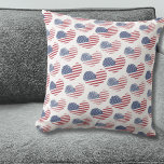 Amerikaanse vlag Red White Blue Patriotic Kussen<br><div class="desc">Schattigee Patriottische Amerikaanse Vlag Rustiek Hart Patroon Sierkussen! Beschikt over een patroon van rustieke of verontrustend uitziende Amerikaanse Flag harten om een leuk rood, wit en blauw afbeelding te maken! Perfect voor 4 juli, Memorial Day, Veteranendag en meer! Of als je gewoon je patriottische trots het hele jaar door wilt...</div>