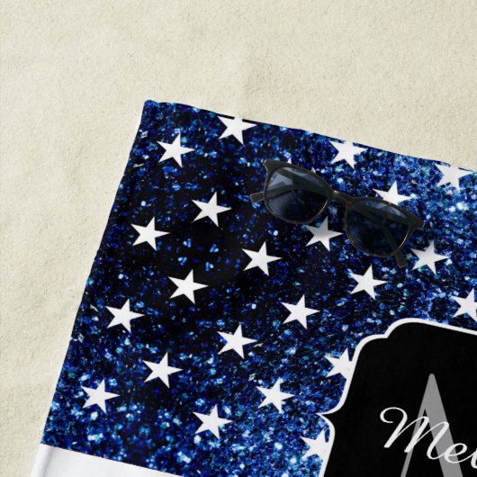 Amerikaanse vlag rode blauwe muggen monogram strandlaken (In situ)