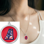 Amerikaanse vlag Ronde Ketting met de letter "A"<br><div class="desc">Amerikaans Ketting met de vlag "A" rondom zilver is een speciaal ontwerp van mij. Dat zult u niet vinden in Zazzle tekst. Geniet van de letters van het alfabet met de Amerikaanse vlag op de achtergrond. Dit zijn mooie cadeautjes met het initiaal of monogram van een persoon. Verander de achtergrondkleur...</div>