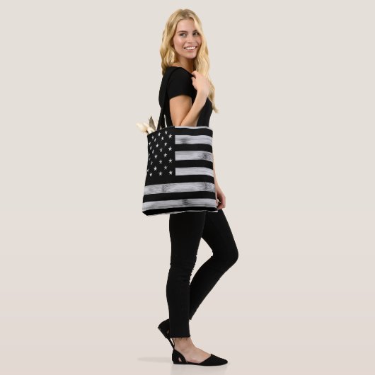 Amerikaanse vlag Rustic Wood Black White Patriotic Tote Bag (Op model)