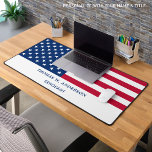 Amerikaanse vlag Speciaal VS militair Bureaumat<br><div class="desc">Dunne Blauwe Lijn Politie Desk Mat - Amerikaanse vlag modern gefokt wit en blauw ontwerp. Personaliseer met de naam van militaire officieren. Deze gepersonaliseerde militaire bureaumat is perfect voor militaire takken, veteranen, politieafdelingen en wetshandhavers. COPYRIGHT © 2023 Judy Burrows, Black Dog Art - Alle rechten voorbehouden. Amerikaanse vlag gepersonaliseerde VS...</div>