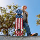 Amerikaanse vlag Stars Stripes Kinder gepersonalis Persoonlijk Skateboard<br><div class="desc">Show je Amerikaanse trots of geef een speciaal geschenk met deze Amerikaanse vlag skateboard in een versleten, gerommel ontwerp. Deze Amerikaanse skateboardconstructie met sterren en strepen in rood wit en blauw is perfect voor de vierde dag van juli, Memorial day party , familieruzaties, militair afstuderen of ouderdomsgeschenken en patriottische feestelijkheden....</div>