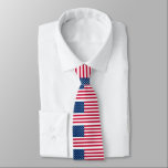 Amerikaanse vlag-Stropdas Stropdas<br><div class="desc">Verenigde Staten - Verenigde Staten - Vlag - Patriottisch - Onafhankelijkheidsdag - 4 juli - - Kies / voeg uw unieke tekst / kleur / Afbeelding toe - maak uw speciale cadeautje - vergroot en beweeg of verwijder elementen / afbeelding met aanpassingsgereedschap. U kunt design ook overbrengen naar meer dan...</div>