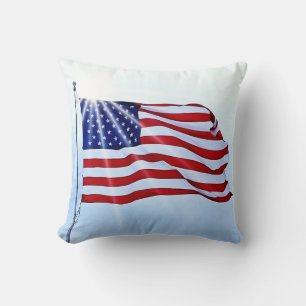 Amerikaanse vlag tegen de wind kussen