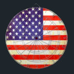 Amerikaanse vlag verouderd kunstbord dartbord<br><div class="desc">Een unieke antiek Amerikaanse sterren en strepen markeren een printplaat in rode,  witte en blauwe tinten. Ontworpen met gebruikmaking van de Amerikaanse vlag en toevoeging van een beetje vintage behandeling. Geproduceerd door Sarah Trett. Zou er geweldig uitzien in een Amerikaanse gestileerde patriottische slaapkamer,  lounge,  bar of spelerruimte.</div>