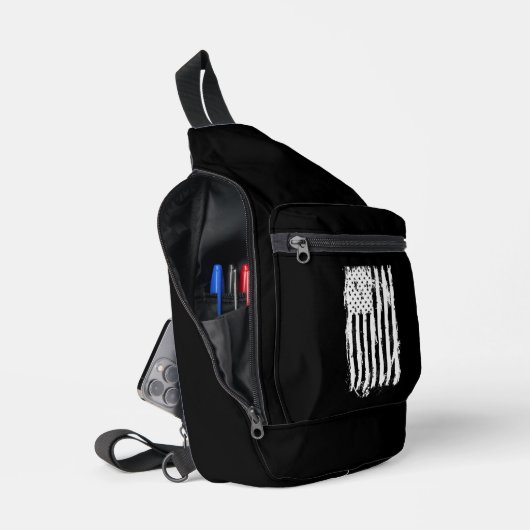 Amerikaanse Vlag Vervuild Wit Sling Bag (Open)