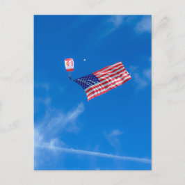 Amerikaanse vlag vliegend tegen een heldere blauwe briefkaart