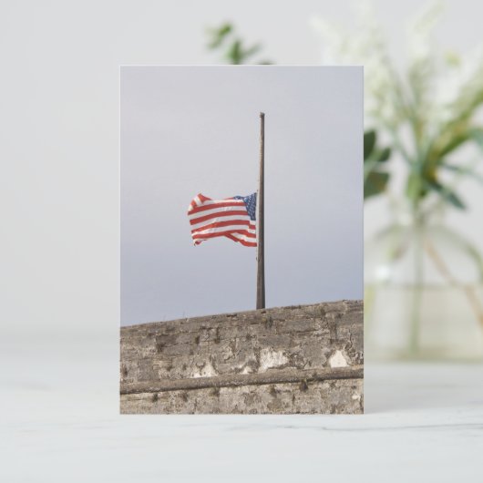 Amerikaanse vlag vliegt op Half Mast Kaart (Staand voorkant)