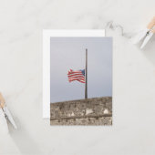 Amerikaanse vlag vliegt op Half Mast Kaart (Voorkant / Achterkant in situ)