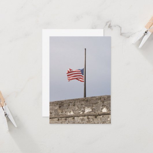 Amerikaanse vlag vliegt op Half Mast Kaart (Voorkant / Achterkant in situ)